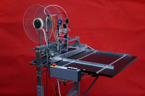 Tape applicator with rollertable