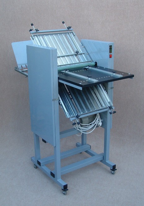 Manual feed folding machine