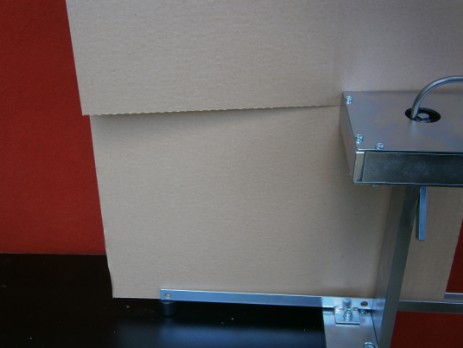 A hullámpapír darabolása a dobozkészítő készülékkel